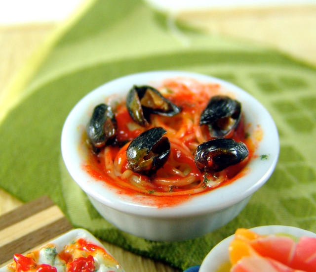 Dollhouse miniature mussels marinara from The Mouse Market