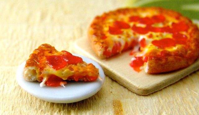 Dollhouse miniature pepperoni pizza from The Mouse Market