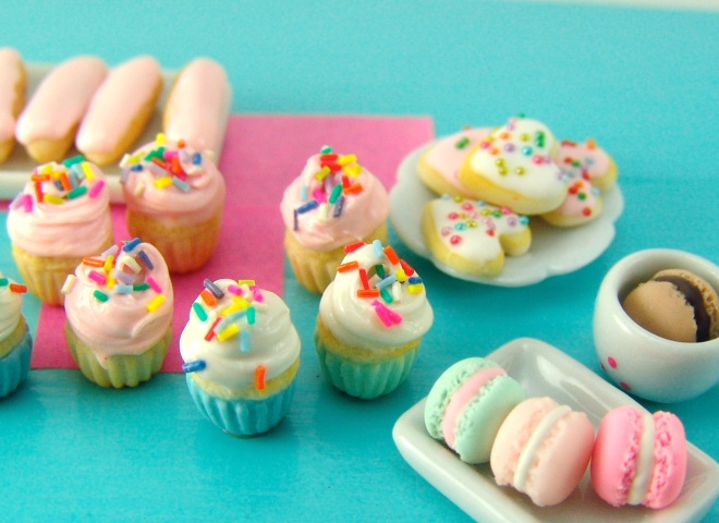 Dollhouse miniature cupcakes -- make your own with a simple mold!